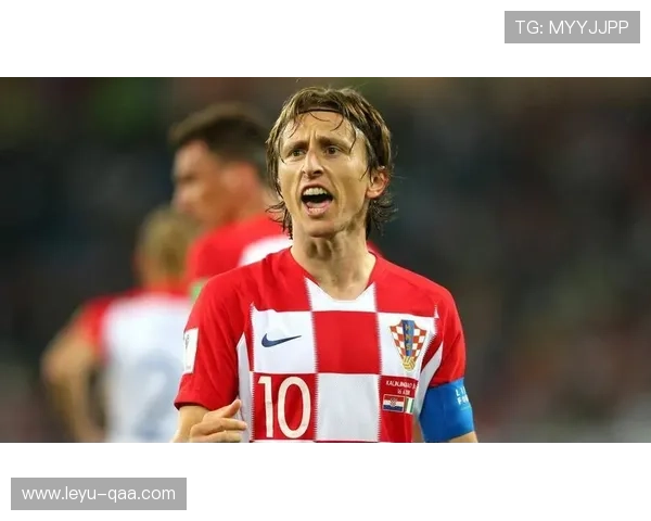 莫德里奇从8号位到自由中场的战术角色演变分析