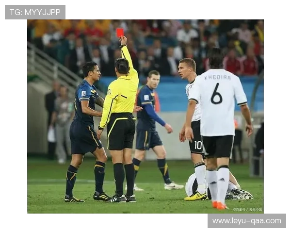 假摔判罚要点：裁判如何判断是否为模拟犯规并出示黄牌