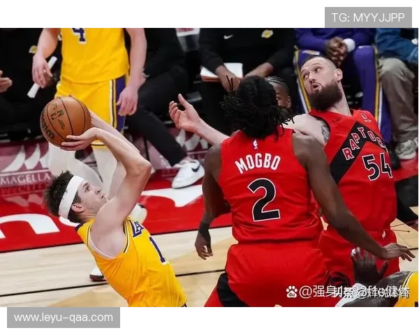 德里克·罗斯凭借突破和无球跑动提升季后赛关键时刻得分效率